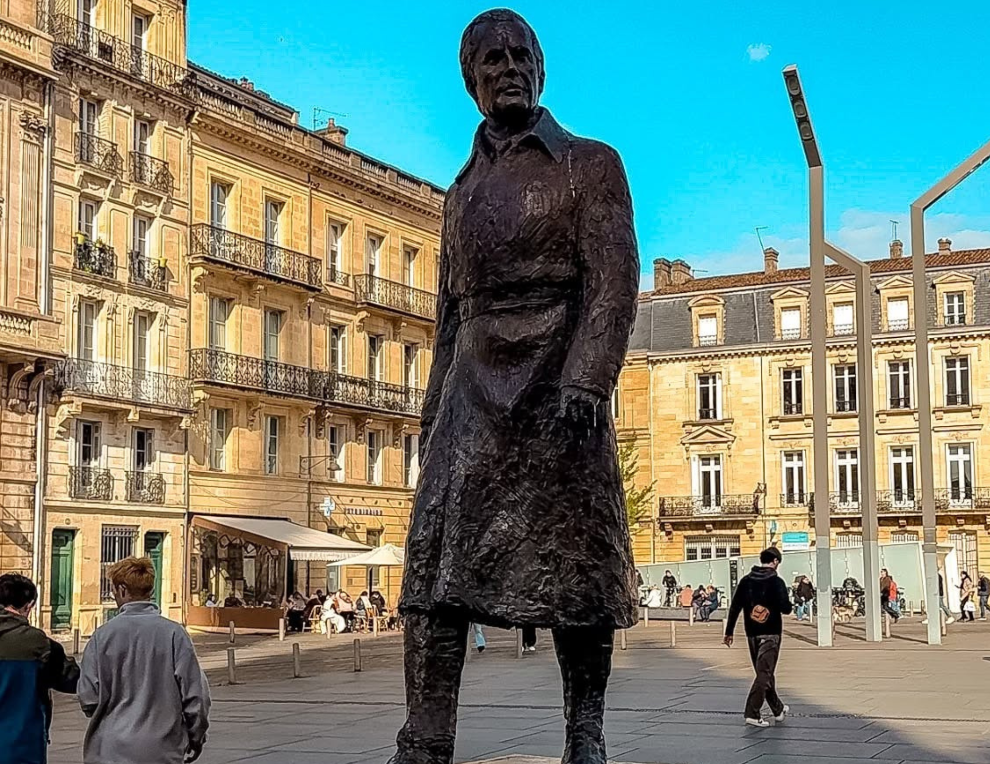 Bordeaux Travel Guide (4).png